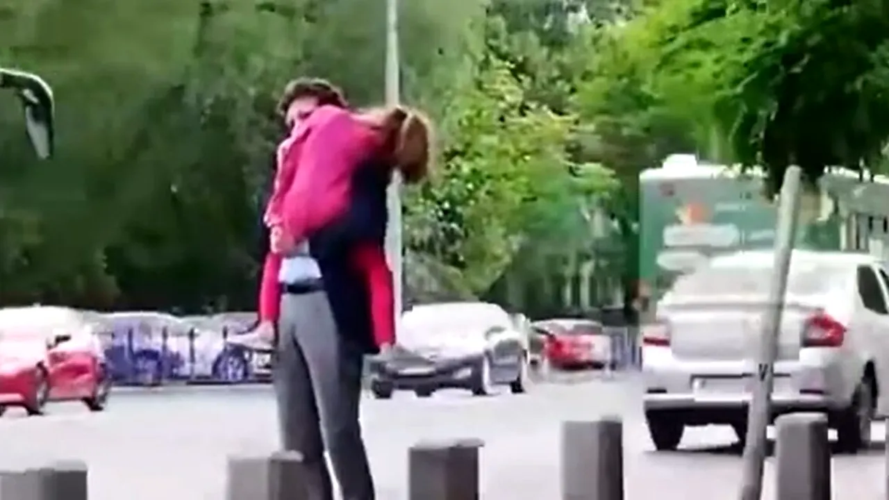 VIDEO. Primarul Capitalei, filmat în timp ce traversa prin loc nepermis, cu copilul în brațe. Sindicatul Europol: „Fii ca Dan, nu face ca Nicușor!”