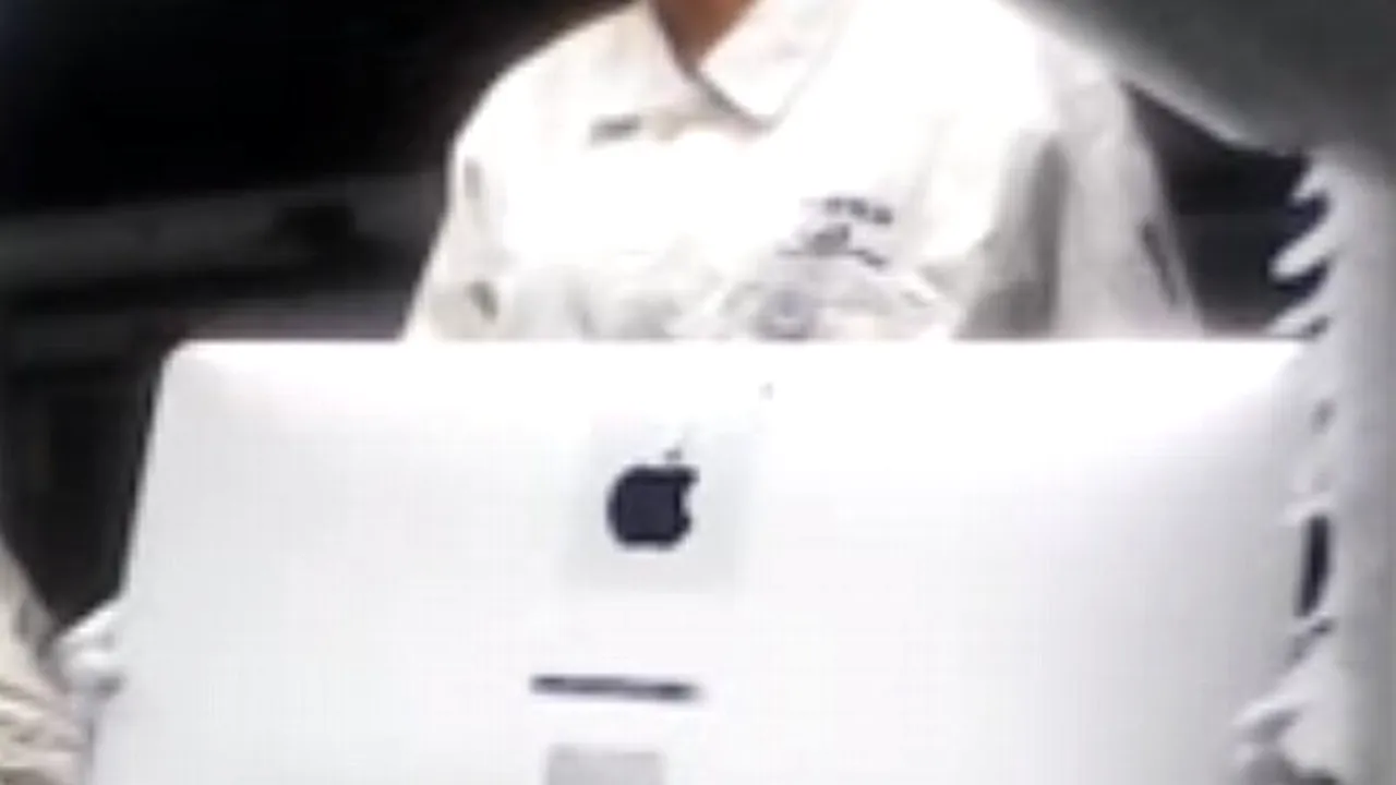 GALERIE FOTO: Imagini din fabricile Apple din China. Muncitorii lucrează 66 de ore pe săptămână, dorm câte 12 în cameră și se spală în găleți