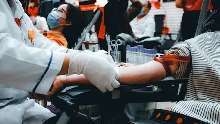 Ministerul Sănătății: „Persoanele vaccinate anti COVID-19 pot dona plasmă”. La cât timp de la administrarea unui vaccin anti Covid-19 este indicată donarea de plasmă sau sânge
