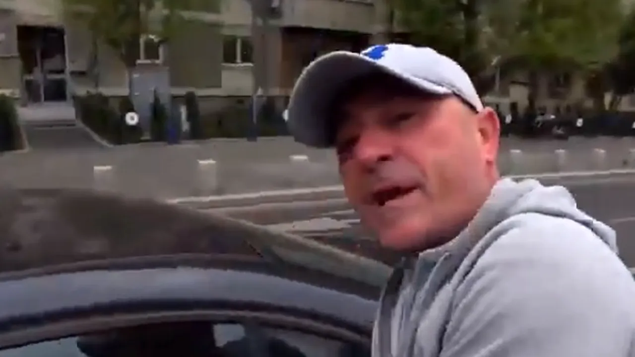 CEARTĂ în trafic. Reacția unui șofer AGRESIV care voia să treacă pe linia continuă: De ce ai oprit, mă - VIDEO