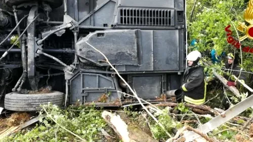 Sfârșit tragic | Un autocar plin de turiști s-a prăbușit în prăpastie: Cel puțin 22 de morți și 20 de răniți 