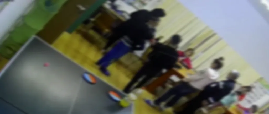 O educatoare din Mehedinți a lovit un copil dintr-un centru de plasament pentru că ar fi jignit-o. Femeia a fost filmată de camerele de supraveghere