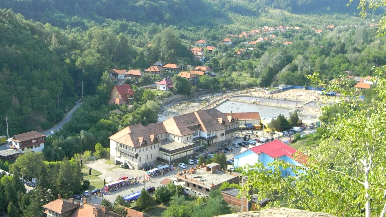 Stațiunea mai puțin cunoscută din România unde apa își schimbă culoarea în funcție de anotimp. Este un loc unic în lume