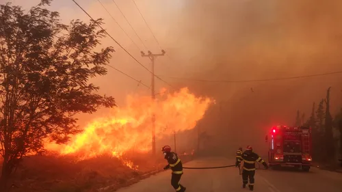 FOTO-VIDEO | Pompierii români intervin la stingerea incendiilor de vegetație din Grecia. Mai multe locuințe din nord-estul Atenei sunt amenințate de flăcări