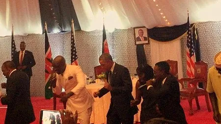 Clipul zilei. Barack Obama a dansat în Kenya alături de președintele țării și mai multe vedete locale
