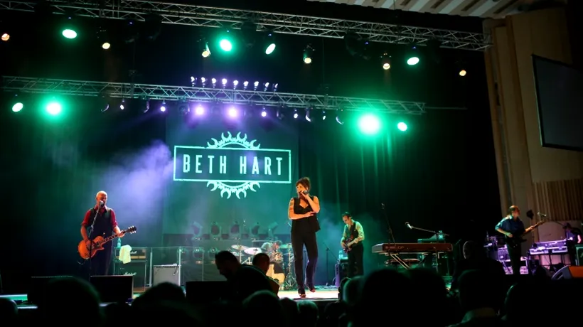 GÂNDUL MEU. Beth Hart și-a extaziat noii ei 3500 de prieteni într-o seară miraculoasă în care cel mai tare blues-rock a cutremurat Sala Palatului