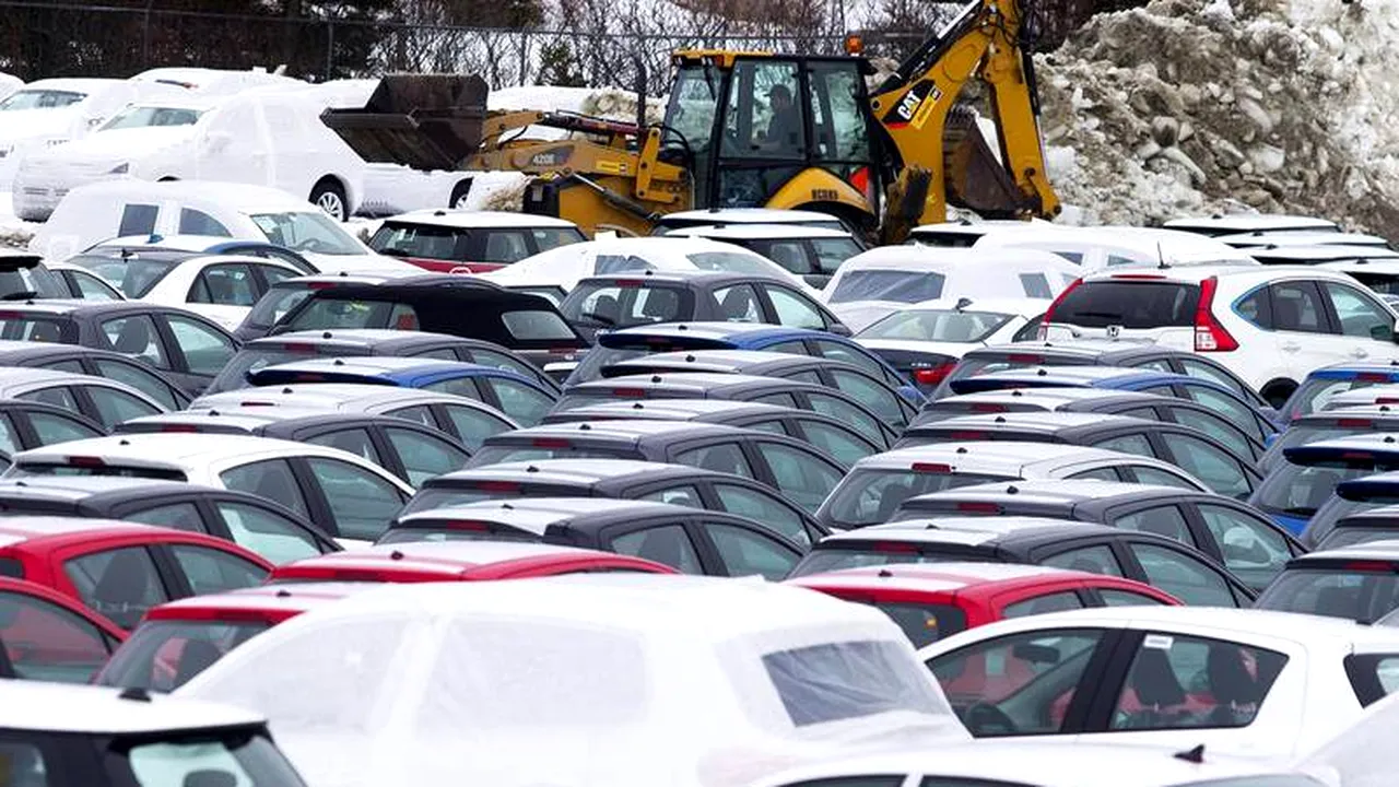 Câmpul pe care zac 3.000 de modele noi BMW și Mini. Motivul pentru care mașinile ruginesc acolo de aproape cinci ani 