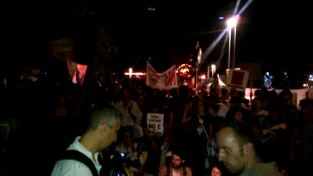 A noua zi de proteste împotriva Roșia Montană. 400 de persoane sunt în Piața Universității