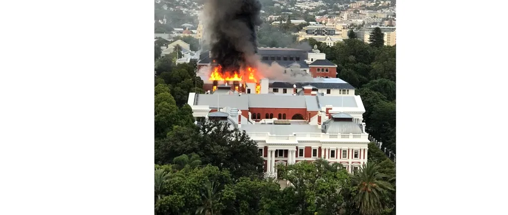 FOTO-VIDEO | Incendiu puternic în Cape Town. Parlamentul din Africa de Sud a fost cuprins de flăcări