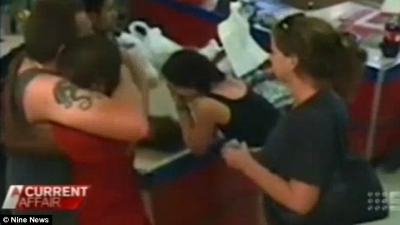 Eroul din magazin. Un angajat dintr-un supermarket a salvat de la moarte o fetiță de 2 ani. VIDEO