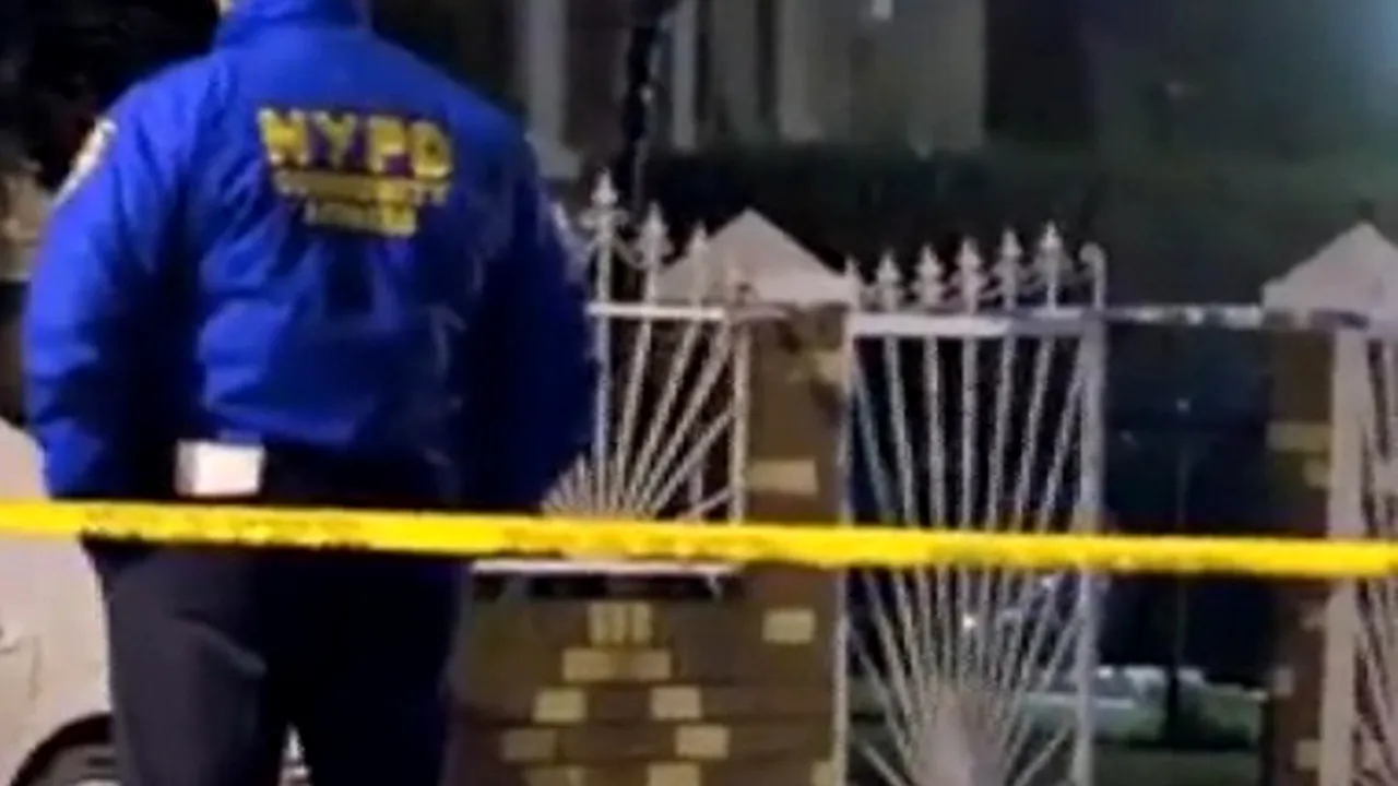 DESCOPERIRE uimitoare a poliției din New York într-un apartament. Armele și drogurile găsite erau la fel de periculoase