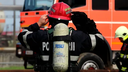 INCENDIU într-un apartament din Pitești. 15 persoane evacuate. O femeie a ajuns la urgențe cu arsuri pe corp