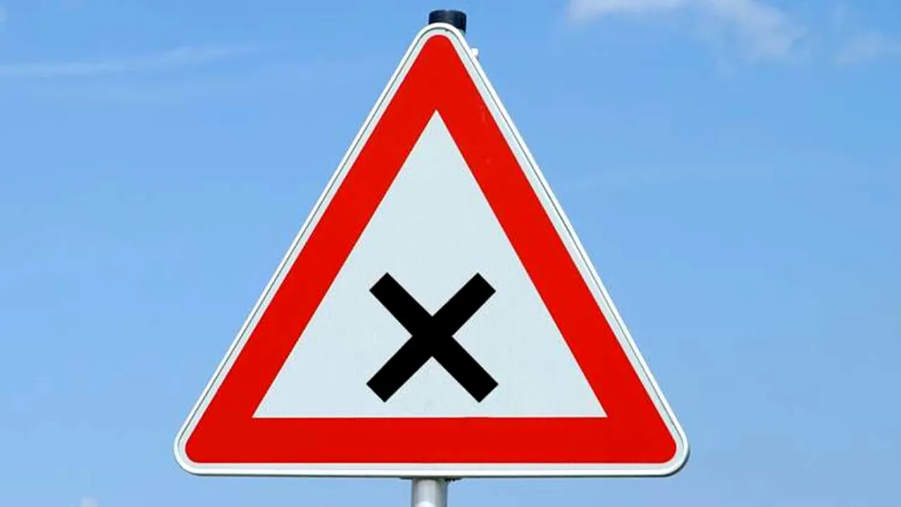 Nu mulți șoferi români știu ce înseamnă acest indicator rutier. Unde poate fi întâlnit semnul cu cruce neagră