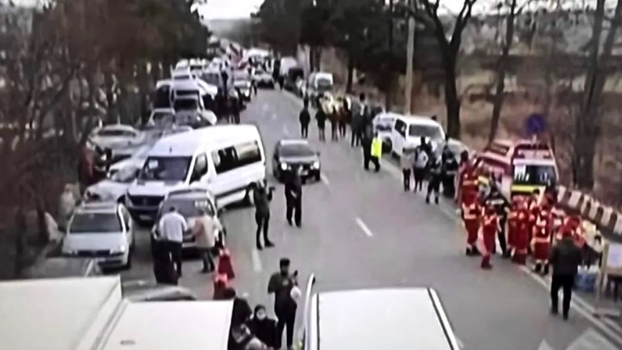 Exodul ucrainenilor: Coloane de zeci de kilometri de maşini se îndreaptă spre granița de vest/ Combustibilul, restricționat, pe fondul crizei de benzină și motorină