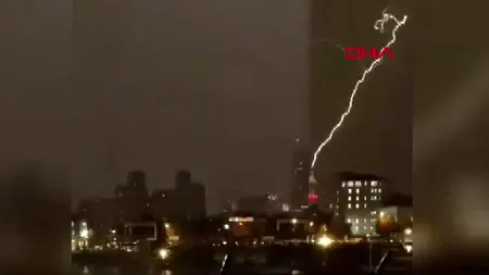 După cutremurul de 6,1, Turcia este lovită și de fulgere. Unul a lovit cupola Moscheii Emirsultan, cu o istorie de 596 de ani, din Bursa