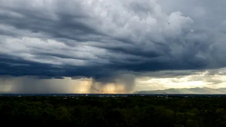 Avertizare meteo de vijelie puternică în Cluj. Cum va fi vremea în București și în țară