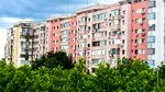 Amenzi pentru cei care scutură covoare pe geam sau balcon în Alba Iulia. Ce sancțiuni prevede noul regulament