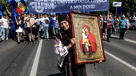 Emoționant! Mesajul unei BĂTRÂNE din Moldova, la mitingul proeuropean: „Să vină toată Europa la noi acasă! Să scăpăm de lepra cea rea. Suntem români”