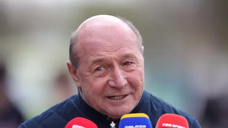 Traian Băsescu l-a omagiat pe Mircea Lucescu. La plecare, fostul președinte s-a oprit la o sesiune de poze cu fanii