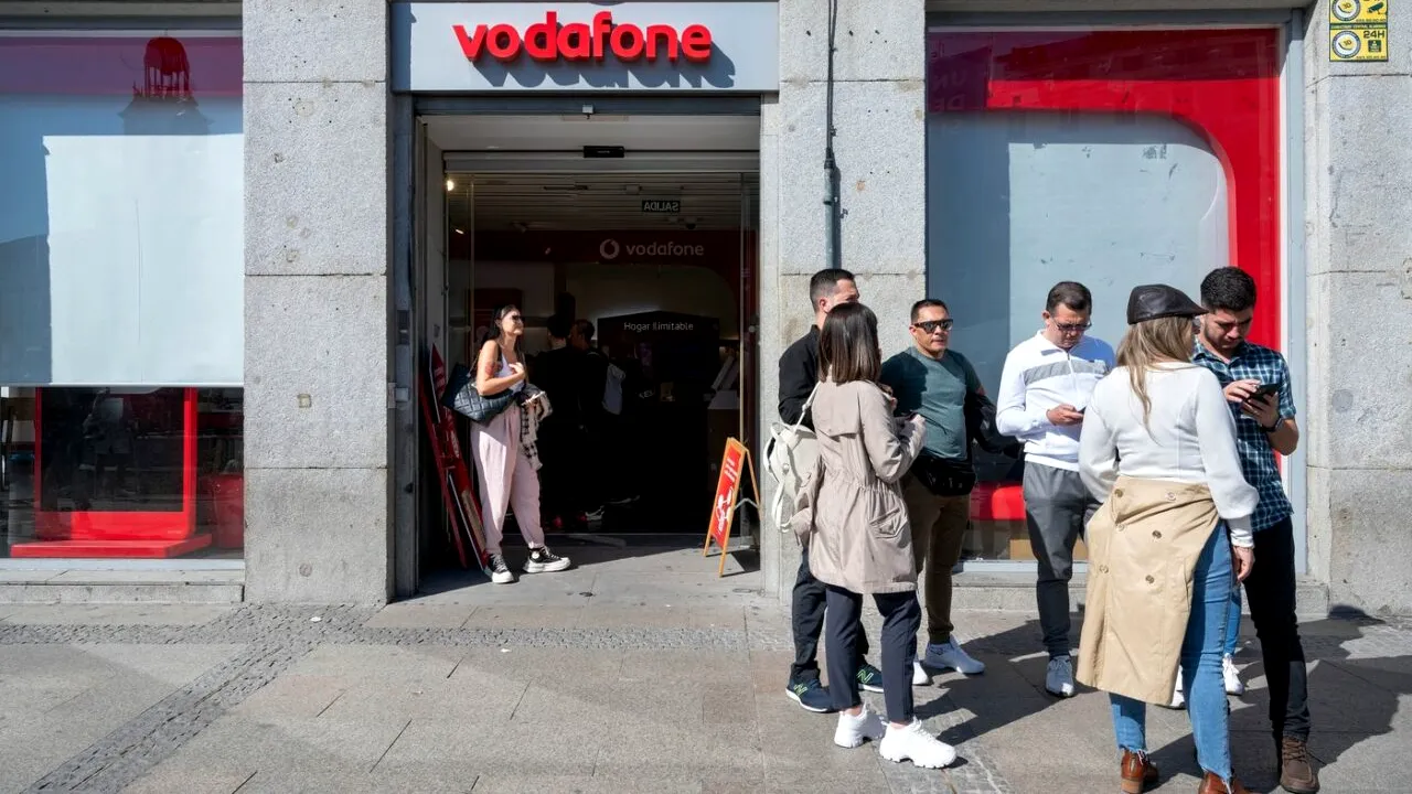 Rețelele de telefonie mobilă din Marea Britanie, afectate de o PANĂ de proporții. Clienții nu pot primi sau efectua apeluri