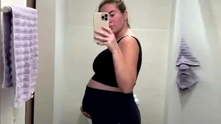 Această femeie naște de două ori, la distanță de 14 săptămâni. Cum s-a ajuns la una ca asta