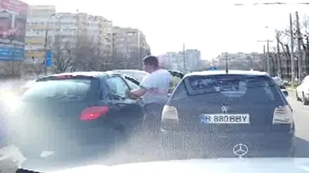 Imagini surprinse în traficul din București: un bărbat bate cu pumnii și picioarele un alt șofer