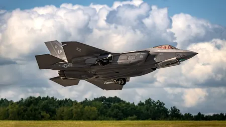 Cel mai avansat AVION DE LUPTĂ de pe planetă aterizează în România 
