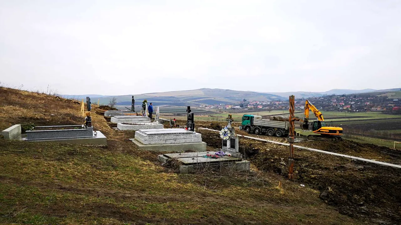 Odihna veșnică, DERANJATĂ. Mormintele dintr-un sat din Bistrița-Năsăud o iau la vale, în urma unor lucrări GALERIE FOTO