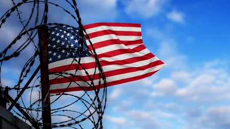 SUA: Administrația Trump pregătește AMENZI de aproape o mie de dolari pe zi pentru migranții care nu părăsesc de bunăvoie țara