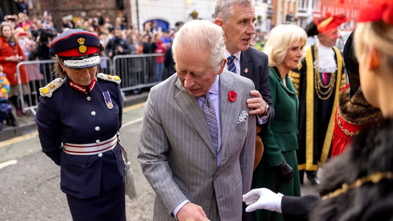 VIDEO | Un protestatar a aruncat cu ouă spre regele Charles şi regina consoartă Camilla