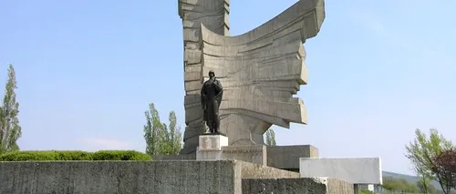Monument al eroilor din județul Arad, vandalizat și folosit ca țintă pentru o armă de foc