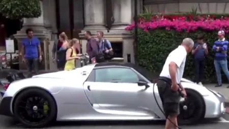 Un bolid de 1,4 milioane de euro, spălat în plină stradă. Cine este proprietarul 