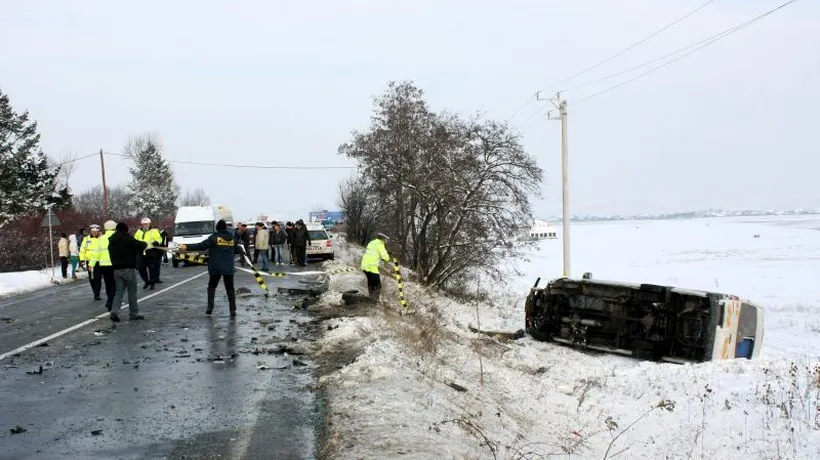 Un microbuz s-a răsturnat la intrarea pe autostrada A1, în zona localității Ciorogârla