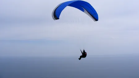 Tragedie în Maramureș: Un australian a murit după ce s-a izbit cu parapanta de pârtia de schi