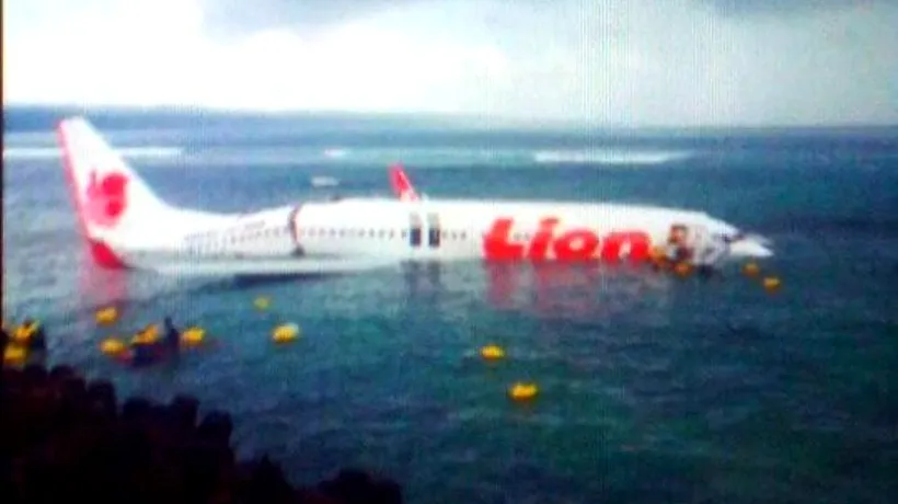 ACCIDENT AVIATIC INCREDIBIL. Un avion de pasageri a ieșit de pe pistă și s-a prăbușit în mare, în largul insulei indoneziene Bali