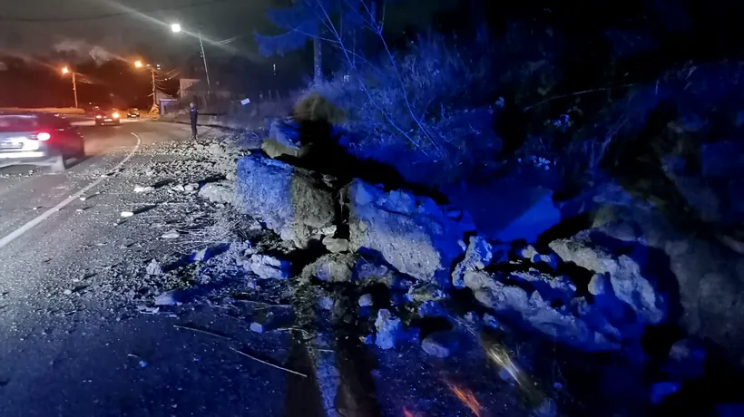 FOTO | Pericol pentru șoferi! O alunecare de teren a blocat circulația pe sensul Târgu Jiu – Râmnicu Vâlcea