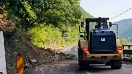 Lucrări intense pe Valea Oltului. Căderile de BOLOVANI pe șosea ar fi pus în pericol viețile a mii de oameni
