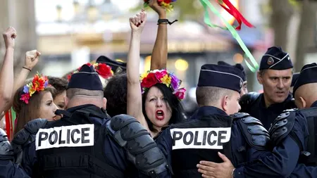 Cum a ajuns un polițist la picioarele unei activiste Femen 