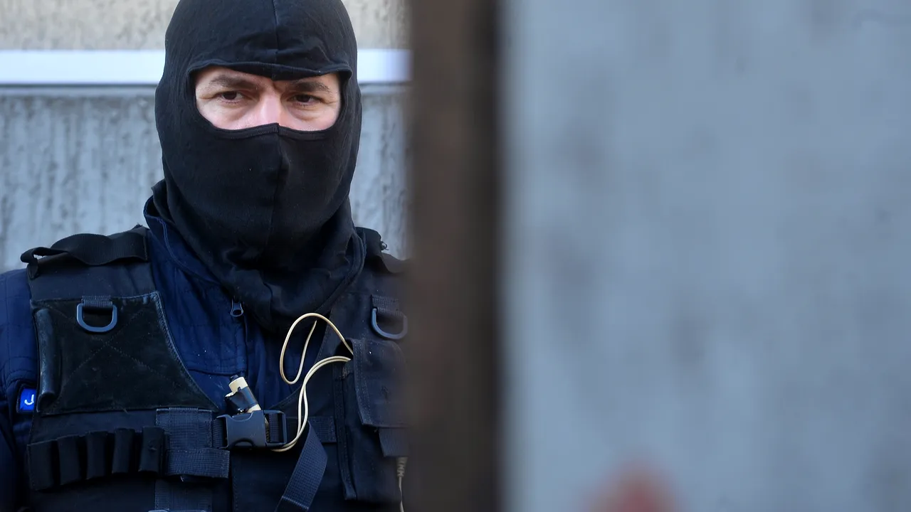 Aproape 50 de persoane suspectate de cămătărie și șantaj, duse la audieri în urma unor percheziții 