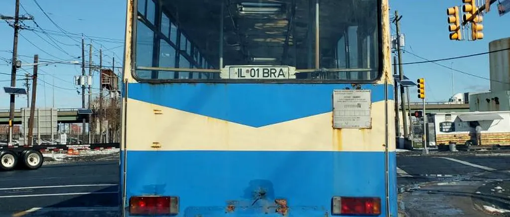 Un autobuz românesc RUGINIT pregătit de show-uri auto în SUA. Al Barry: Numai vreo trei butonașe ȘTIU ce fac