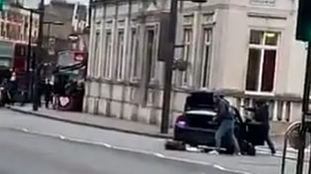 Incident de natură teroristă la Londra. Mai multe persoane au fost înjunghiate. Un bărbat, presupusul autor al atacului, a fost împușcat mortal de polițiști