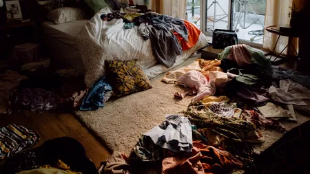 Locatarii unui bloc din Iași au ajuns la limita răbdării din cauza vecinei de la apartamentul 15. Poliția și pompierii au intervenit, pe rând