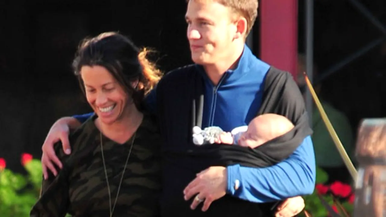 Alanis Morissette, dată în judecată de o fostă bonă a fiului ei