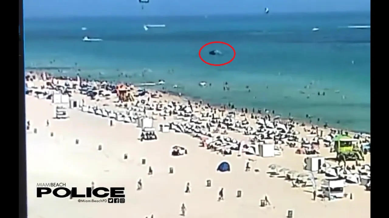 Un elicopter s-a prăbușit în Florida, la doar câțiva metri de turiștii aflați pe plajă. Imaginile au fost surprinse de camere | VIDEO
