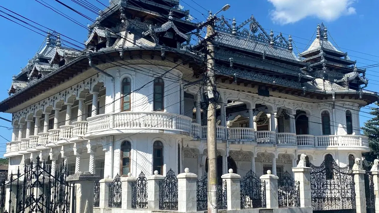 Cum arată palatul cu turnulețe scos de ANAF la vânzare cu un preț de pornire fabulos