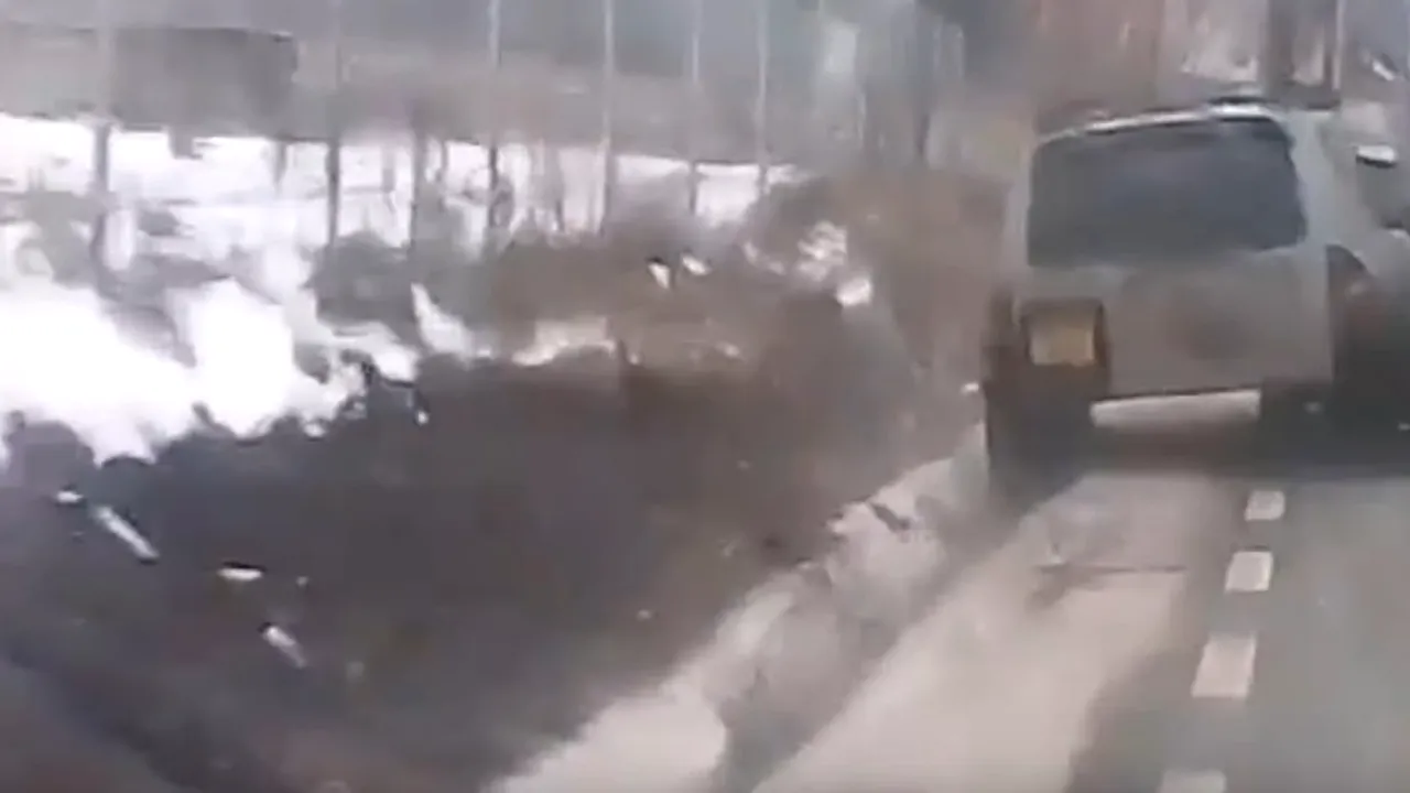 VIDEO | Urmărire ca în filme în Suceava. Momentul în care polițiștii trag focuri de armă spre o mașină care nu a oprit la semnal