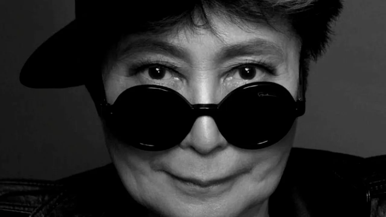 Yoko Ono este acuzată că a copiat creațiile altui designer pentru a-și lansa propriul brand