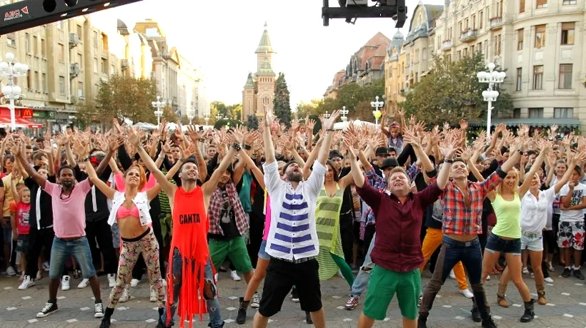 ROMÂNII AU TALENT, sezonul 3. Spectatorii prezenți la preselecțiile din Timișoara au făcut un flash mob în fața Operei Naționale