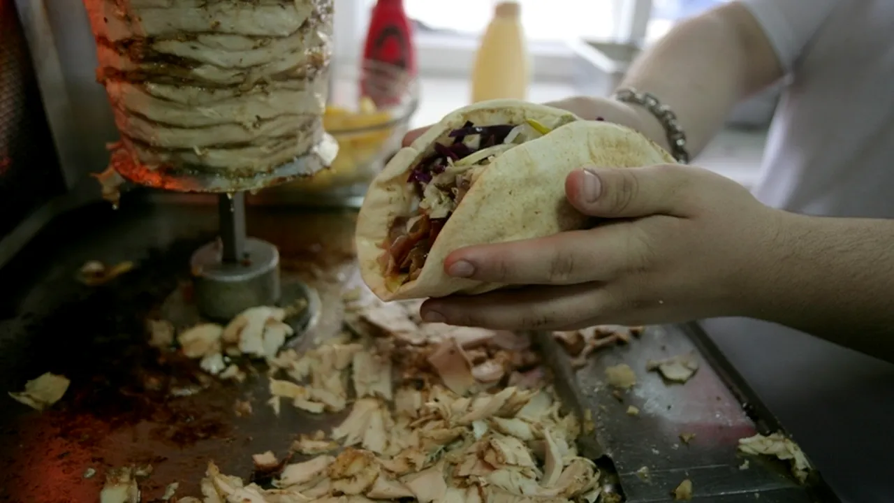 Au stat la coadă chiar și 5 ore pentru a cumpăra un kebab. Motivul care i-a determinat pe 1.000 de oameni să facă asta