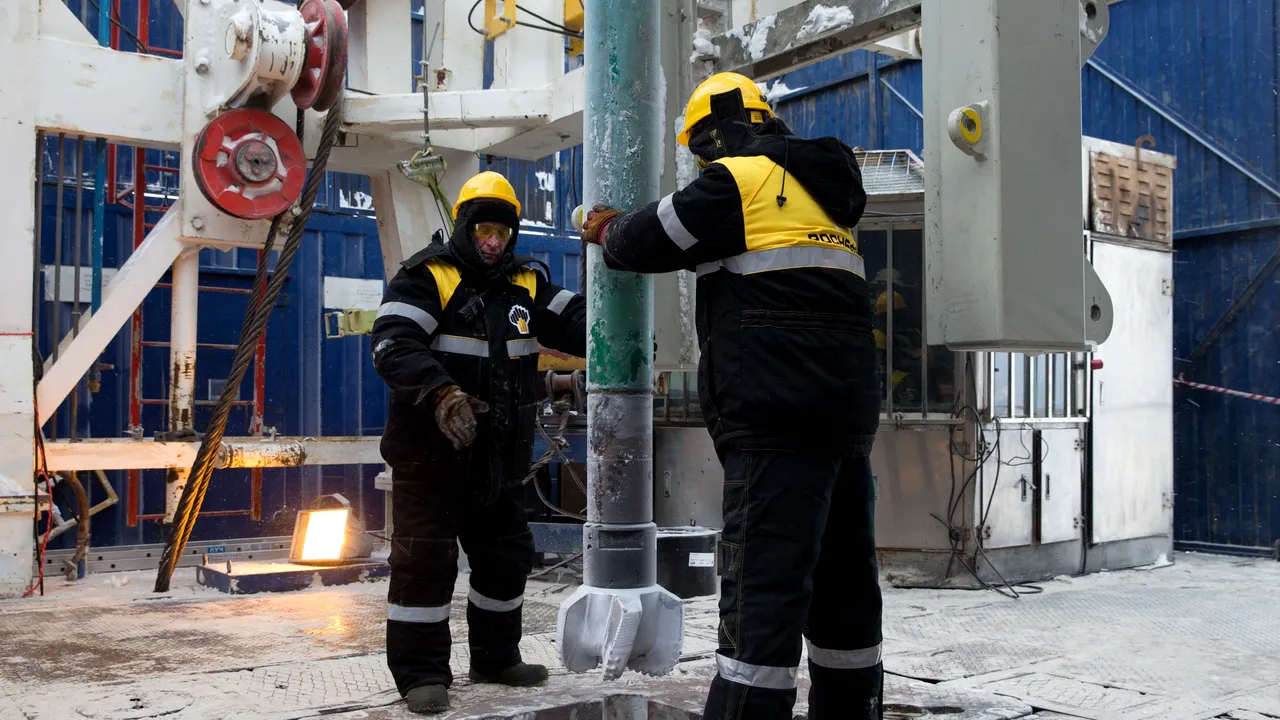 OPEC a pierdut controlul. Cei TREI oameni care decid PREȚUL PETROLULUI au interese DIVERGENTE